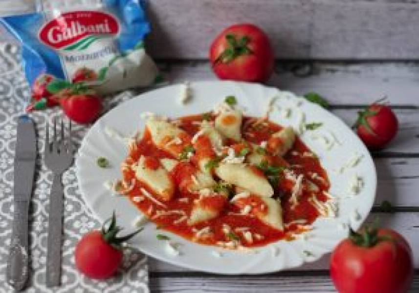 Bezglutenowe kopytka z sosem pomidorowo-mozzarellowym