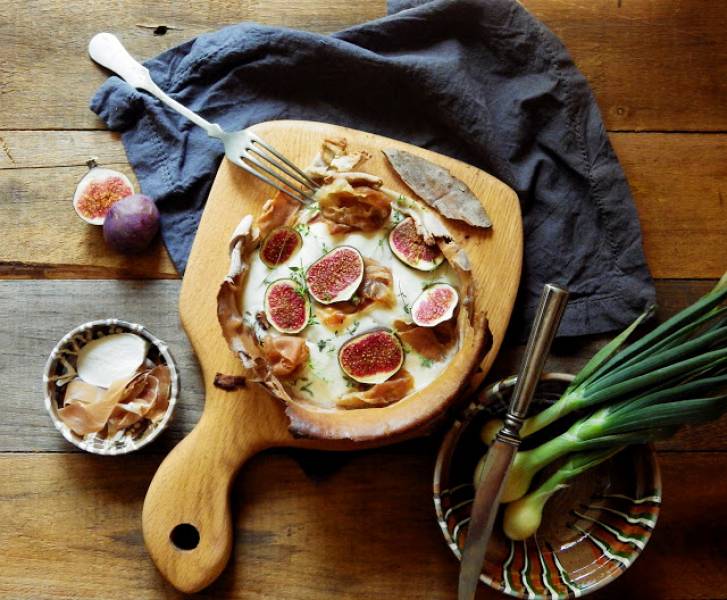 Mozzarella zapiekana z figami i szynką parmeńską w cieście makaronowym (bez glutenu)