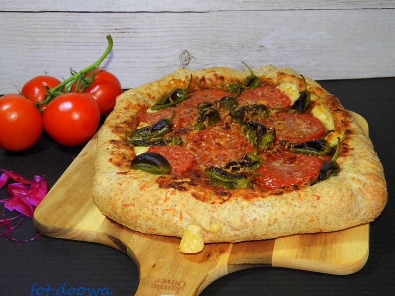 Pizza z pomidorami i papryczkami Padrón