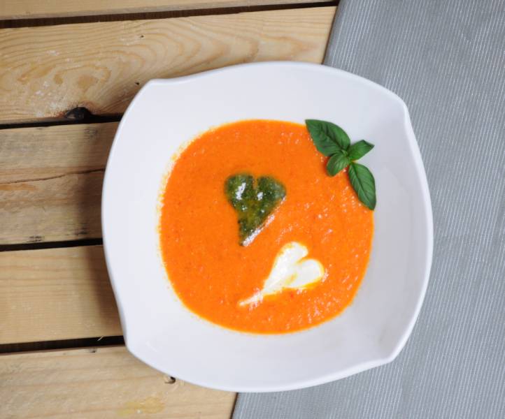 Zupa krem paprykowo-pomidorowa z bazyliowym pesto