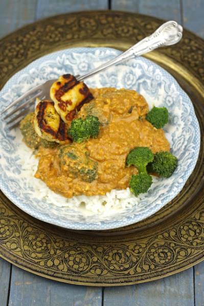 Curry  z brokułem i serem halloumi