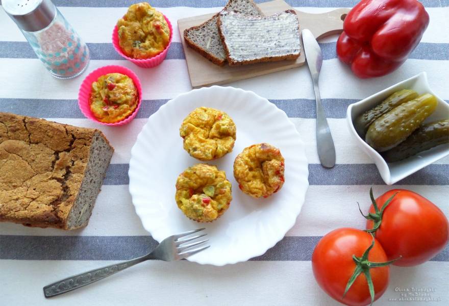 Jajeczne muffinki na śniadanie lub kolację – prosty przepis krok po kroku