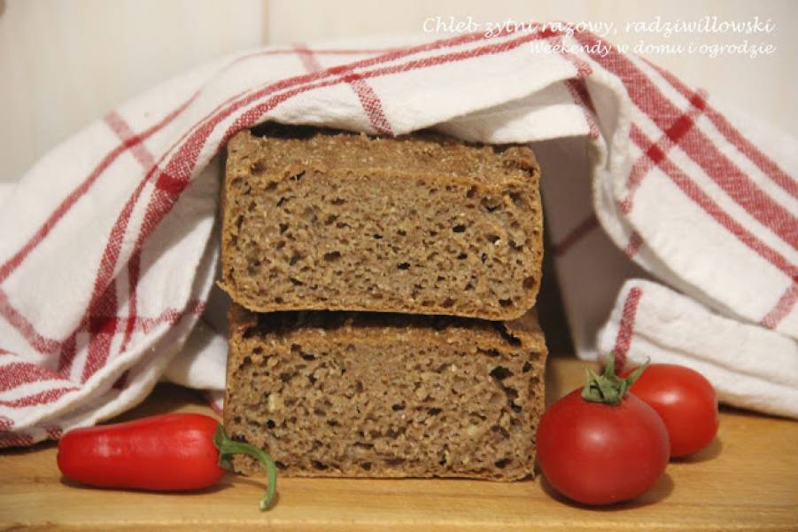 Żytni, razowy chleb radziwiłłowski na zakwasie we wrześniowej piekarni