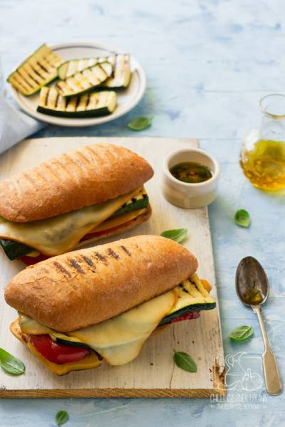 Kanapka panini z grillowanymi warzywami i idealnie stopionym serem żółtym