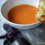 Zupa pomidorowa z ziołami i grzankami