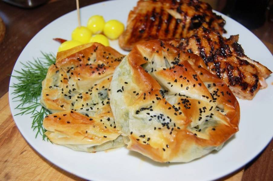 Borek , tureckie ciasto z serem i szpinakiem