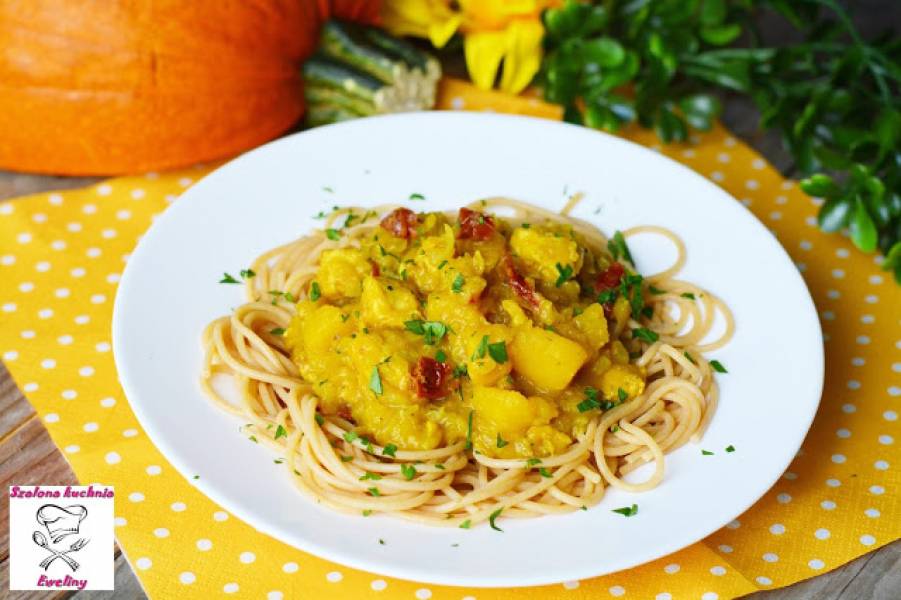 Spaghetti z kurczakiem i aromatycznym sosem z dyni