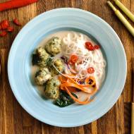 Piątek: Niskokaloryczna zupa tajska z krewetkowymi pulpetami