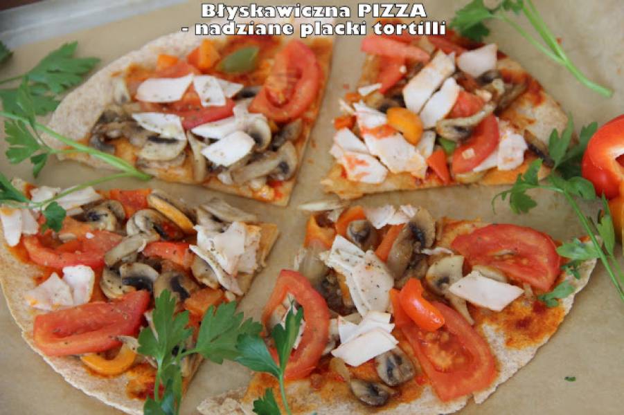Błyskawiczna pizza - placki tortilli przełożone startym serem i podane z pieczarkami, pomidorem, papryką oraz szynką
