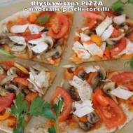 Błyskawiczna pizza - placki tortilli przełożone startym serem i podane z pieczarkami, pomidorem, papryką oraz szynką