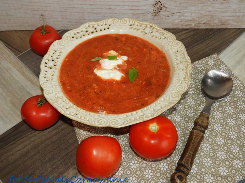 Zupa pomidorowa z ryżem i śmietaną