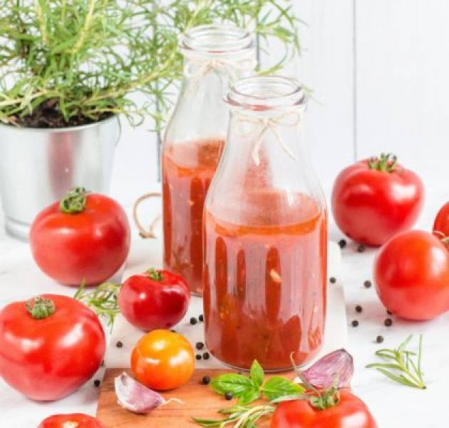 Domowy przecier pomidorowy z czosnkiem i ziołami