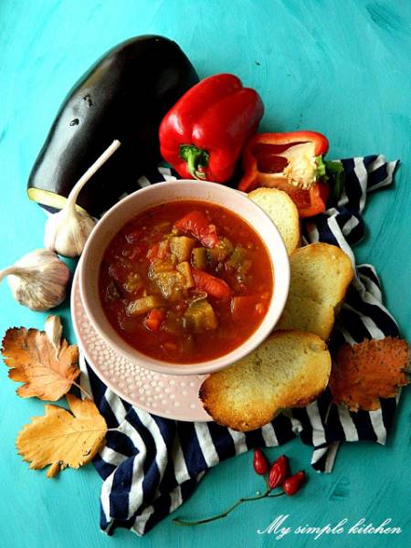 Zupa paprykowa z bakłażanem i pomidorami
