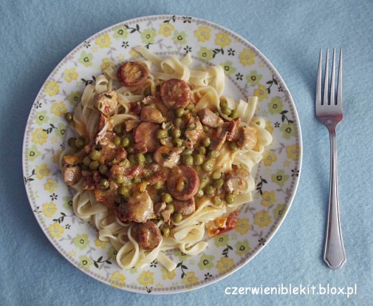 Tagliatelle z indykiem, chorizo, dynią i groszkiem