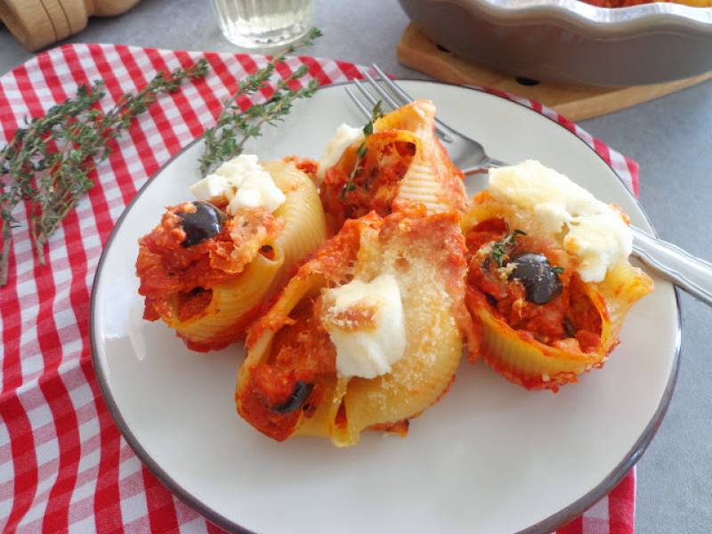 Muszle makaronowe zapiekane w sosie pomidorowym z tuńczykiem i czarnymi oliwkami (Conchiglioni ripieni di sugo al pomodoro con t