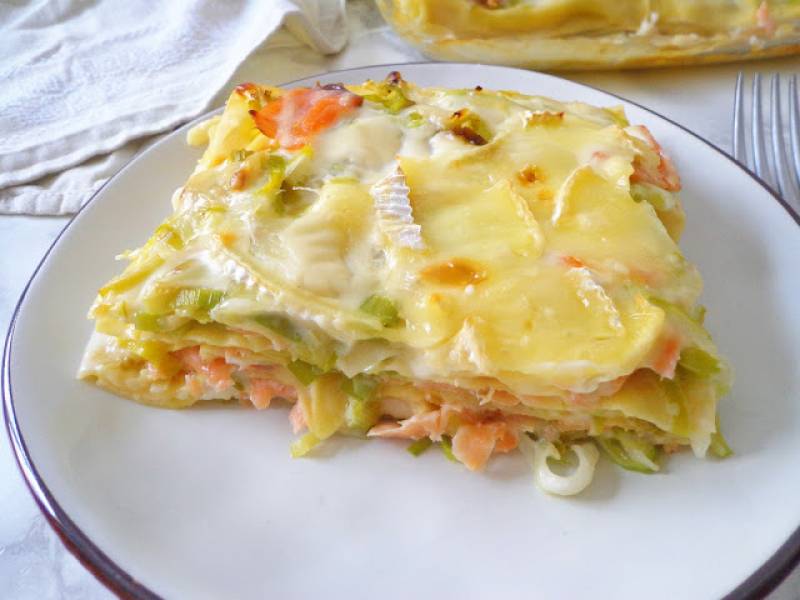 Lasagne z porem, wędzonym łososiem i serem brie (Lasagne con porri, salmone affumicato e brie)