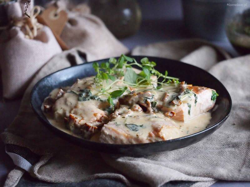 Łosoś w śmietanowym sosie z suszonymi pomidorami / Creamy salmon with sun-dried tomatoes