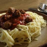 Spaghetti w sosie pomidorowym z pulpetami
