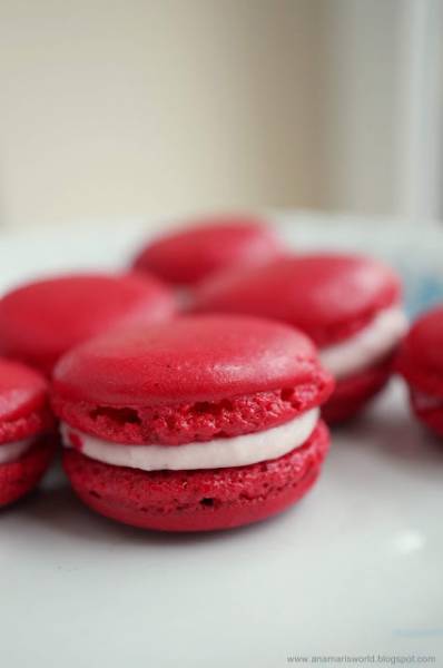 Francuskie macarons z kremowym nadzieniem