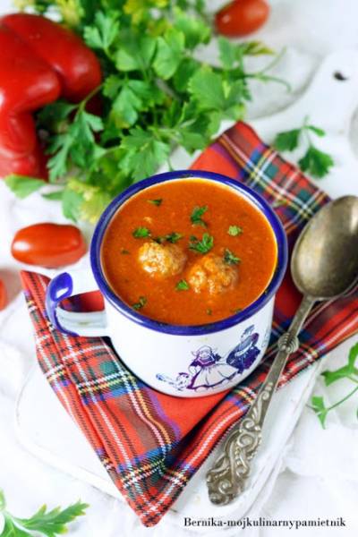Zupa krem z papryki i pomidorów z klopsikami
