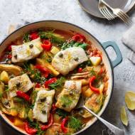 Ryba pieczona z koprem włoskim, ziemniakami i papryką - Pomysł na jednogarnkowy obiad z rybą