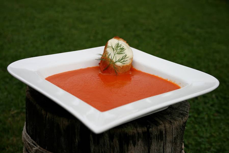 Zupa krem pomidorowo paprykowa z grzankami czosnkowymi i mozzarellą