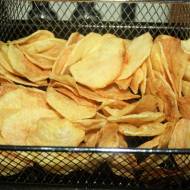Domowe chipsy ziemniaczane solone