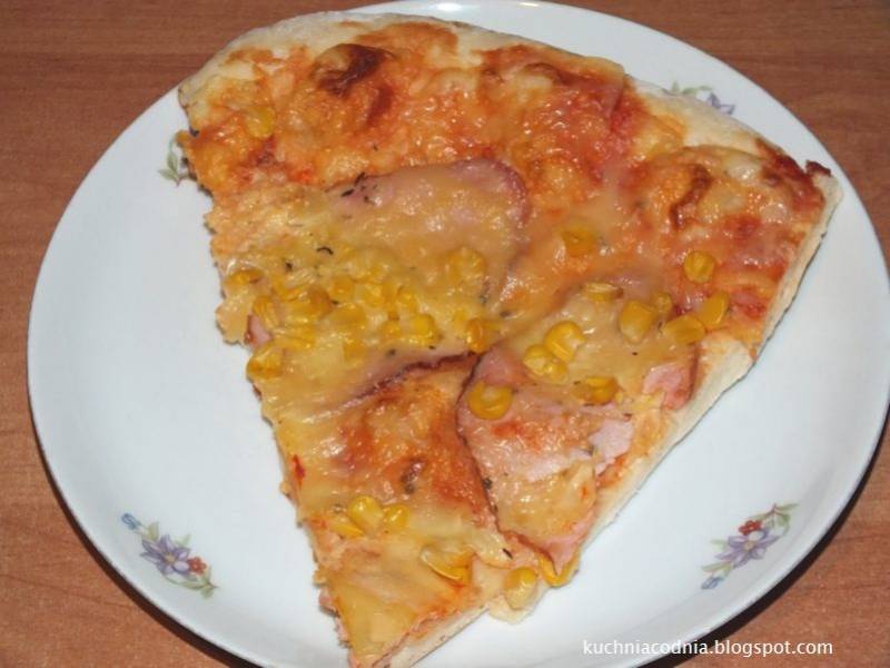 Pizza z serem, szynką i kukurydzą