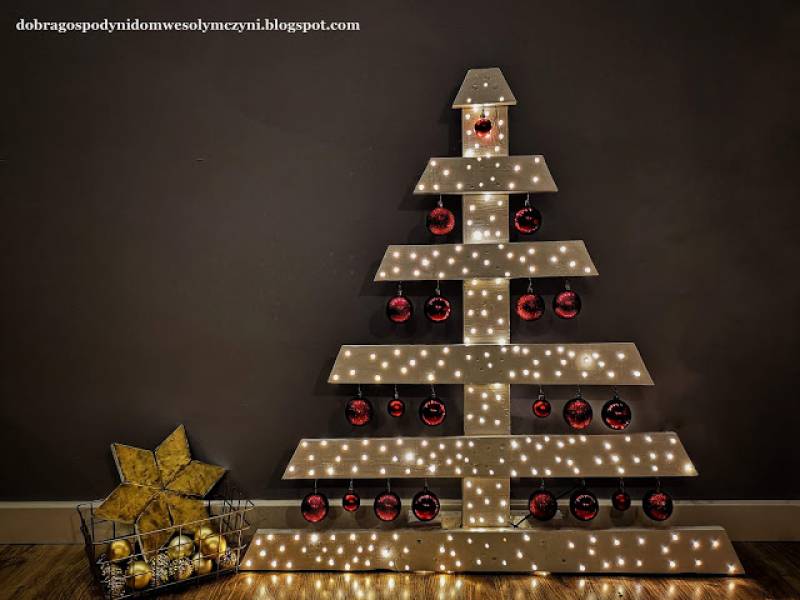 3 świąteczne dekoracje z jednej palety - choinki i gwiazda