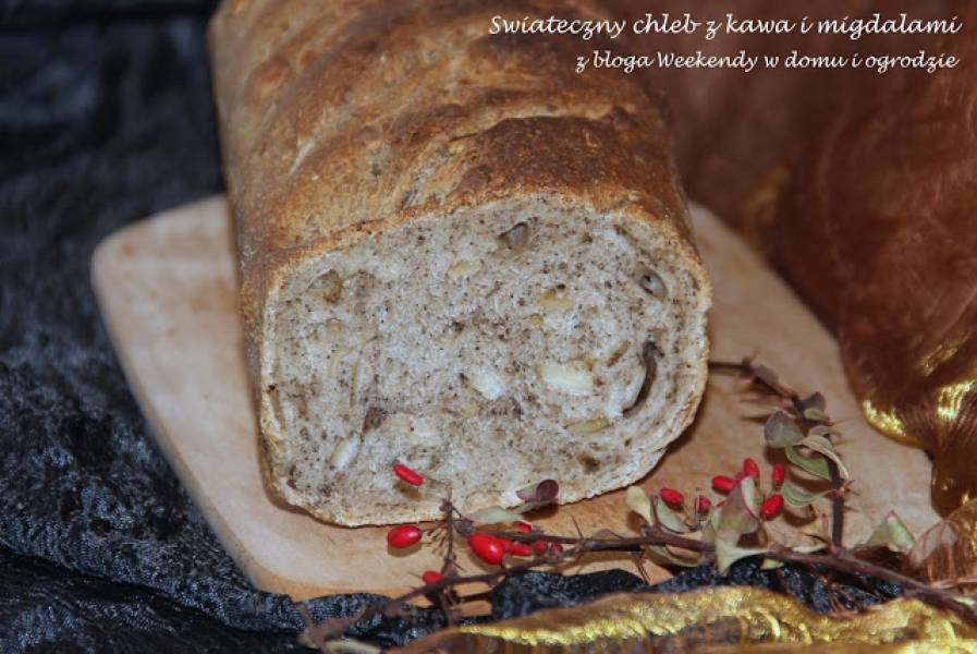 Świąteczny chleb z kawą i migdałami w grudniowej piekarni