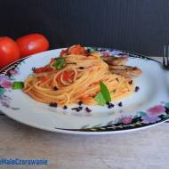 Spaghetti z sosem pomidorowym i kurczakiem