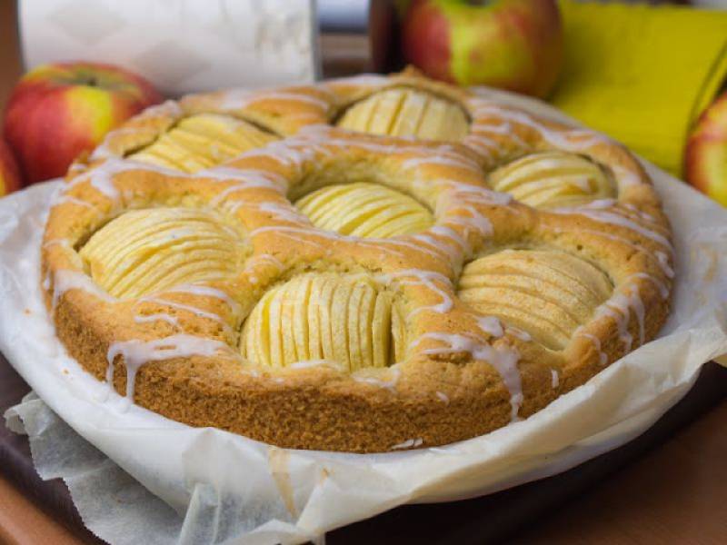 Szybkie ciasto ucierane z połówkami jabłek