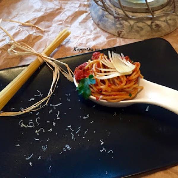 Spaghetti z aromatycznym sosem pomidorowym i parmezanem