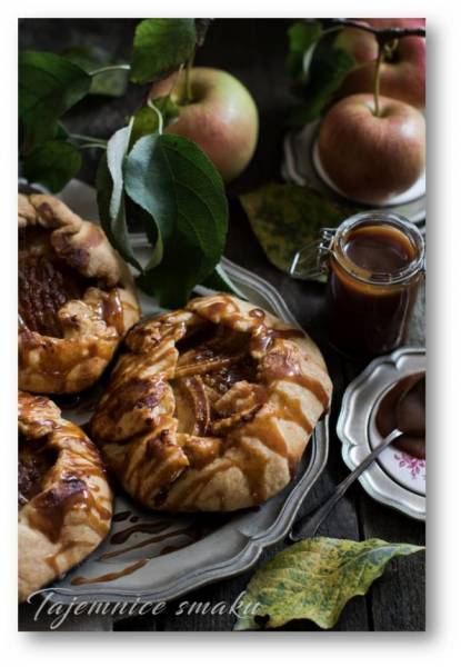 Rustykalne małe tartaletki (galletes) z jabłkami i z rumowym solonym karmelem