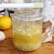 Domowy syrop z czosnku, miodu i cytryny, czyli skuteczna mikstura na odporność + opis składników i najlepsze rodzaje miodu
