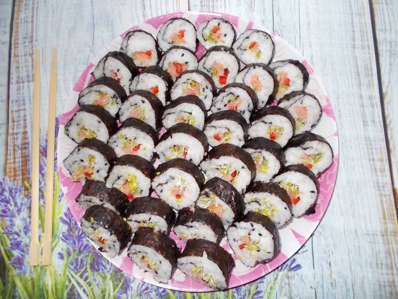 Domowe sushi z kiełkami, łososiem i papryką