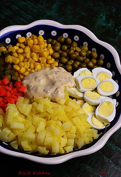 Sałatka warzywna z jajkami przepiórczymi