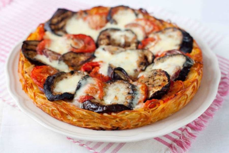 Makaronowa pizza z bakłażanem i mozzarellą