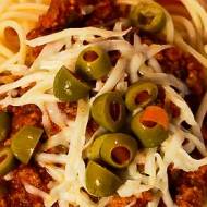 Spaghetti z kaparami i oliwkami