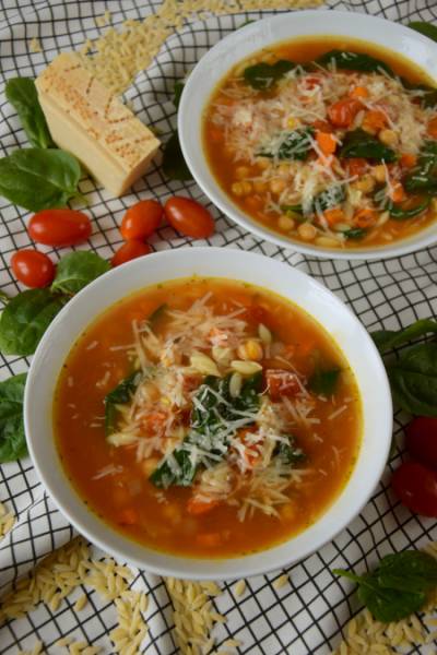 Zupa włoska z ciecierzycą, pomidorkami i szpinakiem