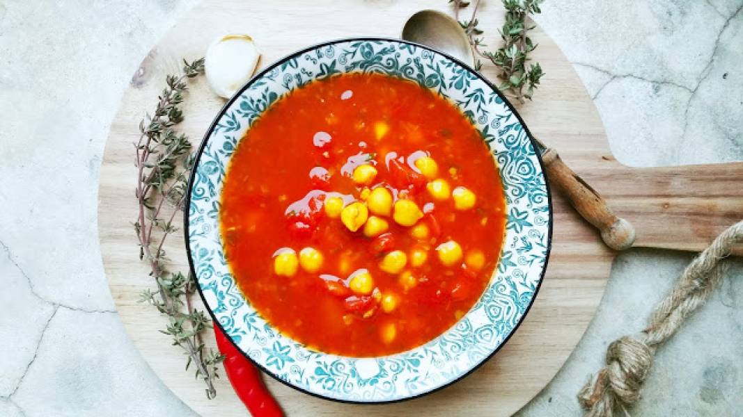 Wegetariańska zupa pomidorowa z ciecierzycą, prażoną szalotką oraz tymiankiem (bez tłuszczu)