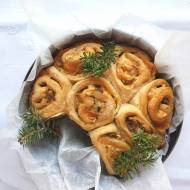 Włoski chlebek drożdżowy z mozzarellą, orzechami i oliwkami