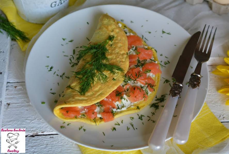 Omlet z serkiem i wędzonym łososiem