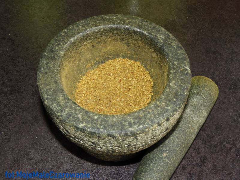 Za'atar -  zatar - zahtar - mieszanka tymianku, prażonego sezamu i sumaku