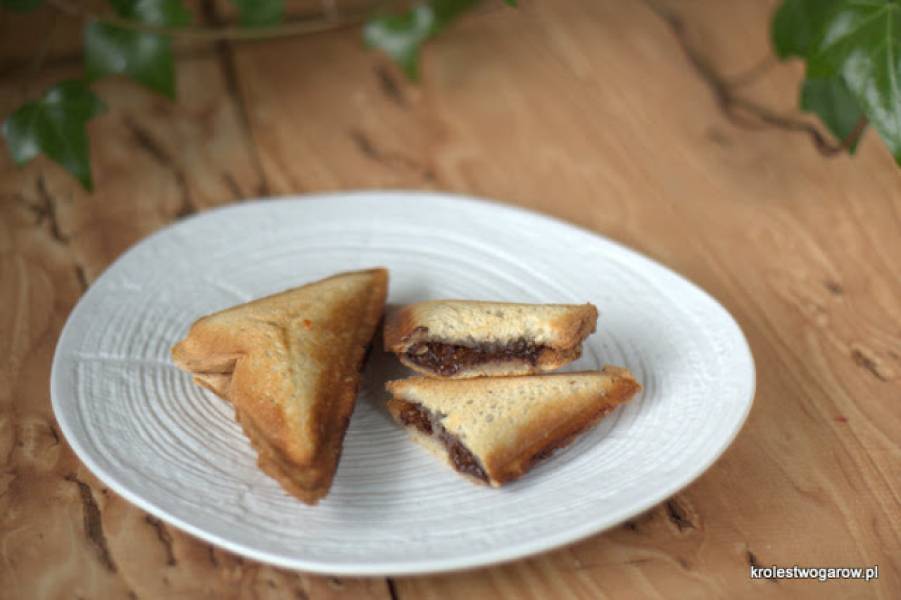 Tosty - sandwicze z czekoladą i orzechami włoskimi