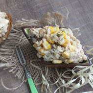 Sałatka łososiowo – tuńczykowa z kukurydzą, ryżem i cebulką