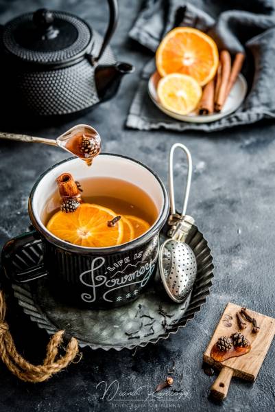Pomarańczowo-cynamonowa herbata z szyszkami w syropie