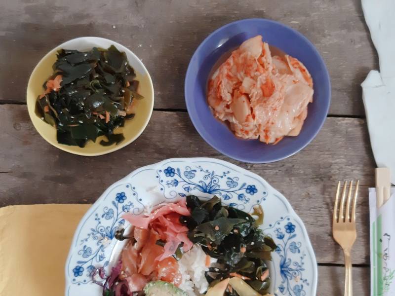 Niedzielny obiad  w stylu azjatyckim – miska z łososiem, kimchi i wakame