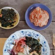Niedzielny obiad  w stylu azjatyckim – miska z łososiem, kimchi i wakame