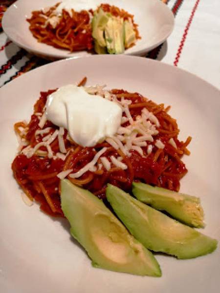 Meksyk - Spaghetti pomidorowe z awokado i kwaśną śmietaną (Sopa seca de fideo)